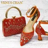 Elegante italienische Strass-Schuhe mit spitzem Zehenbereich und passendem Handtaschen-Set – stilvolle und bequeme Damenschuhe