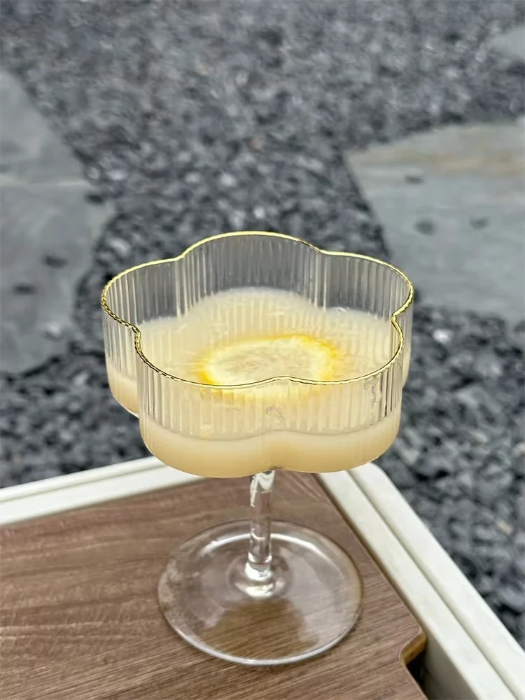 Transparente Phnom Penh Cocktailglasbecher, kreative Blumenform, gewellte Kelche, Tassen für Champagner-Trinkgeschirr-Glas-Sets Image