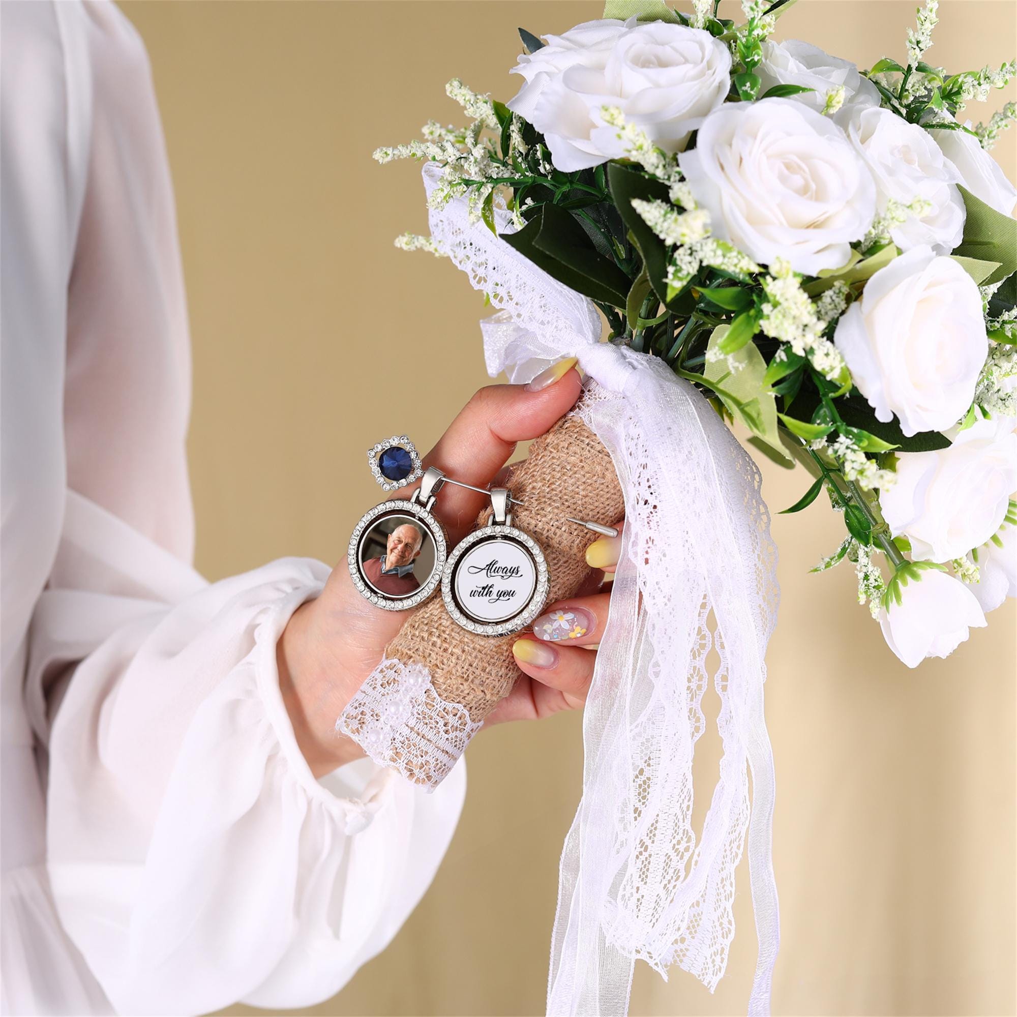 Spilla con bouquet personalizzato, spilla da matrimonio Something Blue, spilla ricordo per la sposa, ciondolo con foto ricordo per lo sposo, regalo di