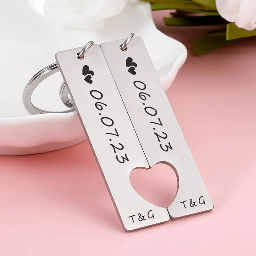 COOLTIME Personalisierter Buchstaben-Schlüsselanhänger aus Edelstahl, individuell gepaarte Schlüsselanhänger, Paarschmuck, Jahrestag, Valentinstag, Geschenk Image