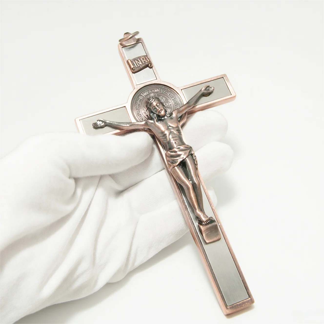Kruzifix aus antikem Messing mit St. Benedikt-Medaille und INRI, 6,9" Zinklegierung, Jesus-Kreuz-Wandtischdekoration, religiöse Kunst in Geschenkbox