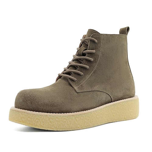 stivali da uomo in pelle scamosciata color cuoio con lacci e suola in crêpe con plateau: eleganti calzature casual retrò per streetwear, outfit autunnali e moda di tutti i giorni