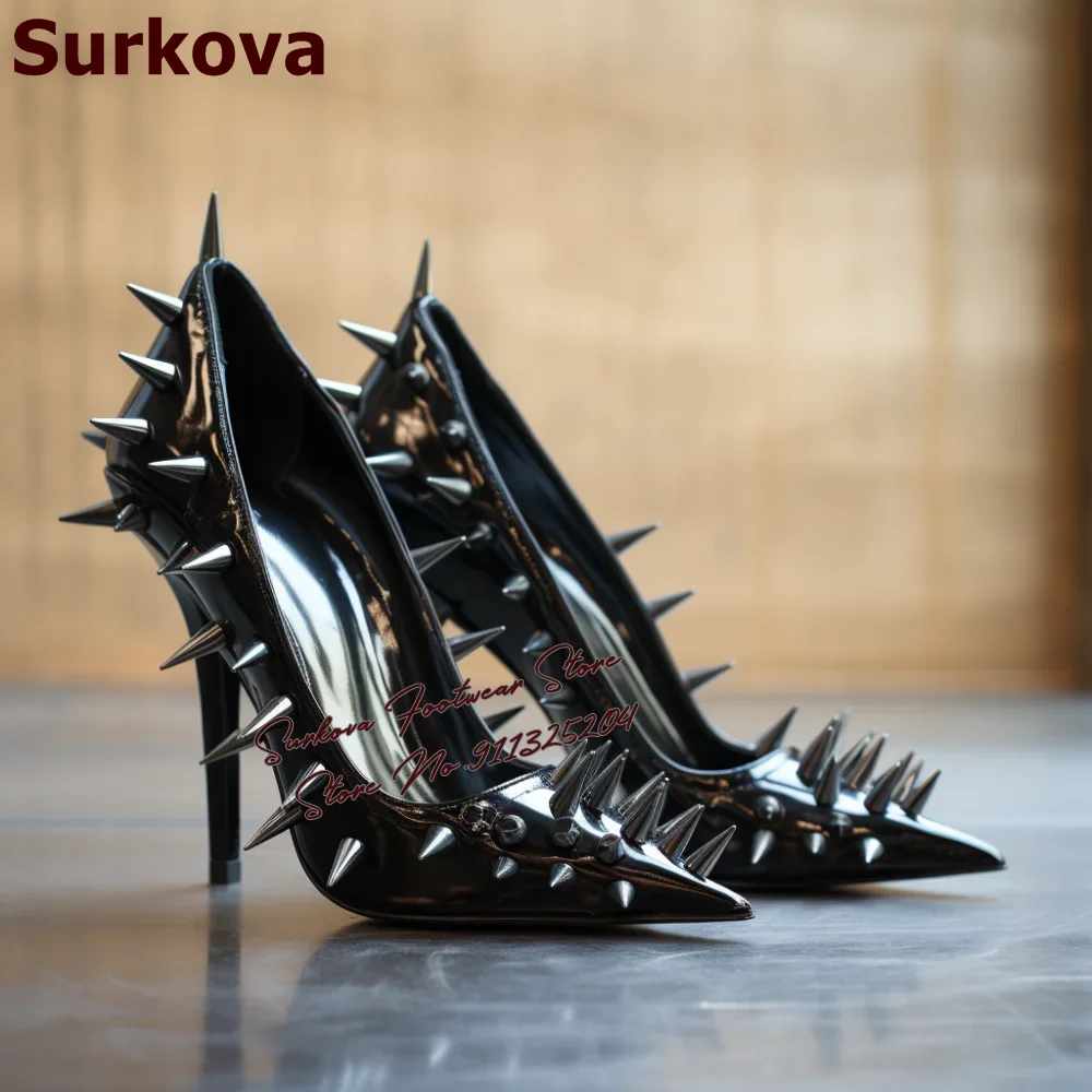 Surkova Silberne lange Nieten verzierte High-Heel-Schuhe, schwarze, matte Stiletto-Absätze, spitze Zehen, Punk-Stil, Kleid-Pumps, Spikes-Absätze