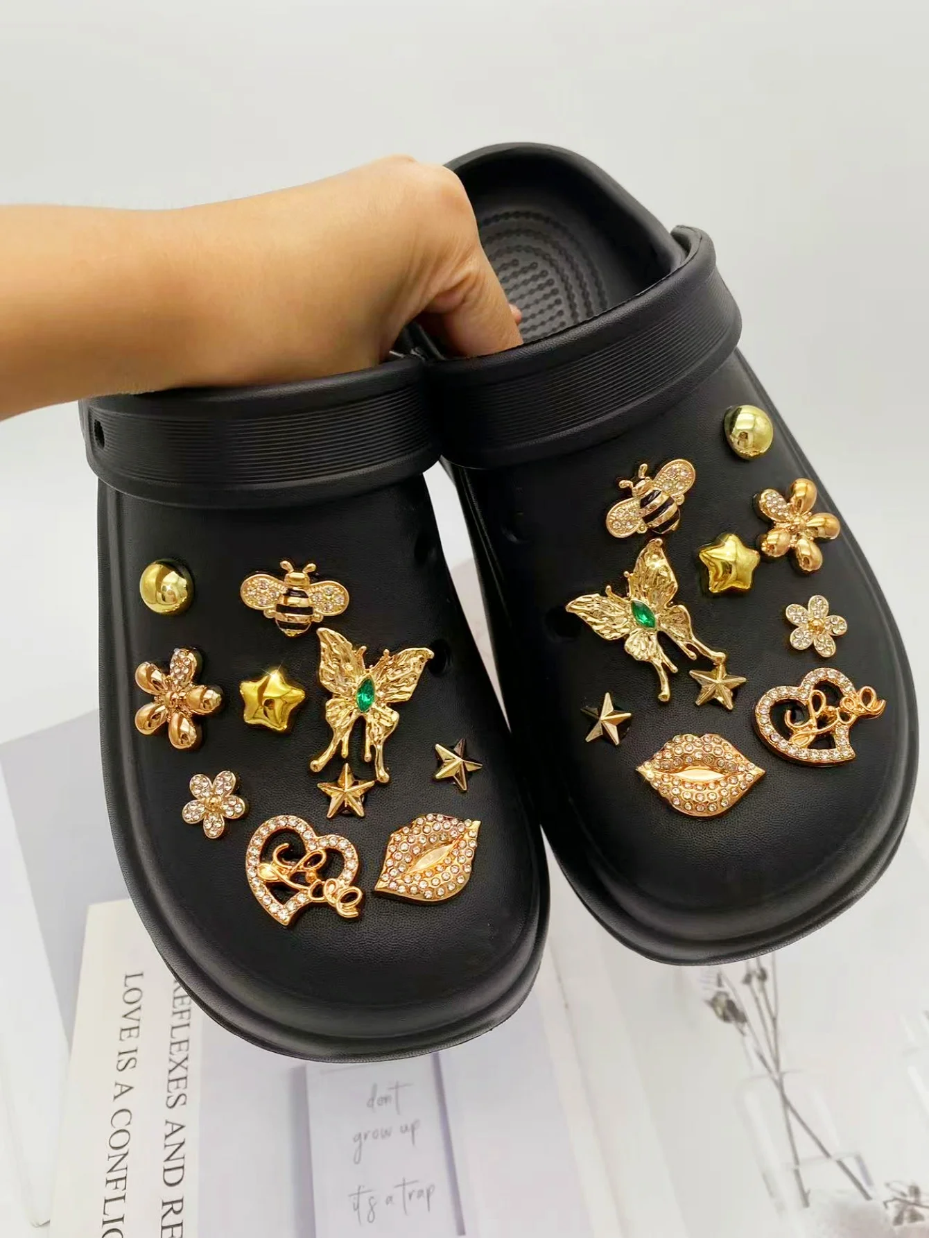 20. elegant und modisch (grüner Edelstein-Schmetterling, Biene, goldene ABS-Perle, kleine Blume, Stern, Lippe, Buchstabe). ABS-Harz-Schuhbuch Image