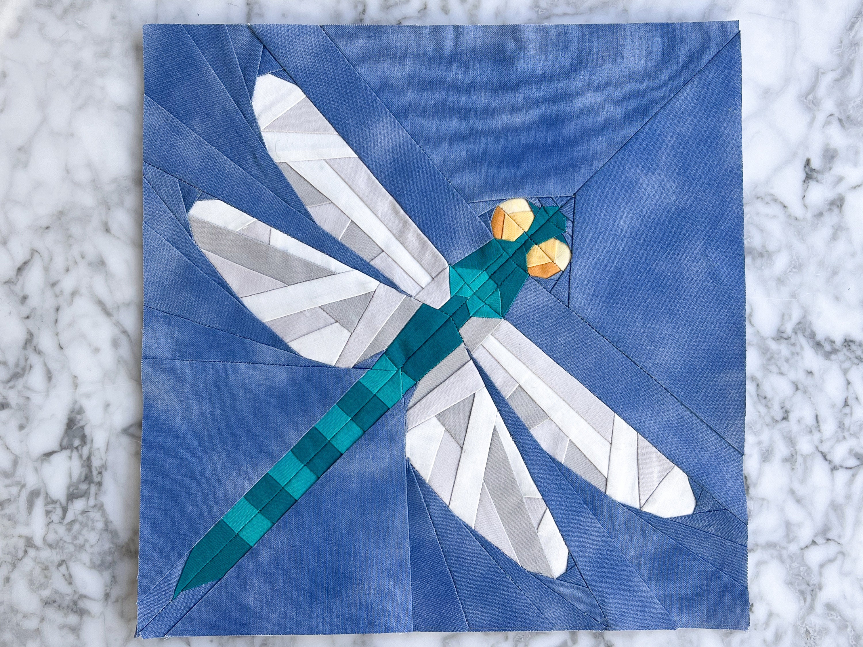 Modello per quilt a forma di libellula, realizzato con la tecnica del paper piecing (modello in PDF)