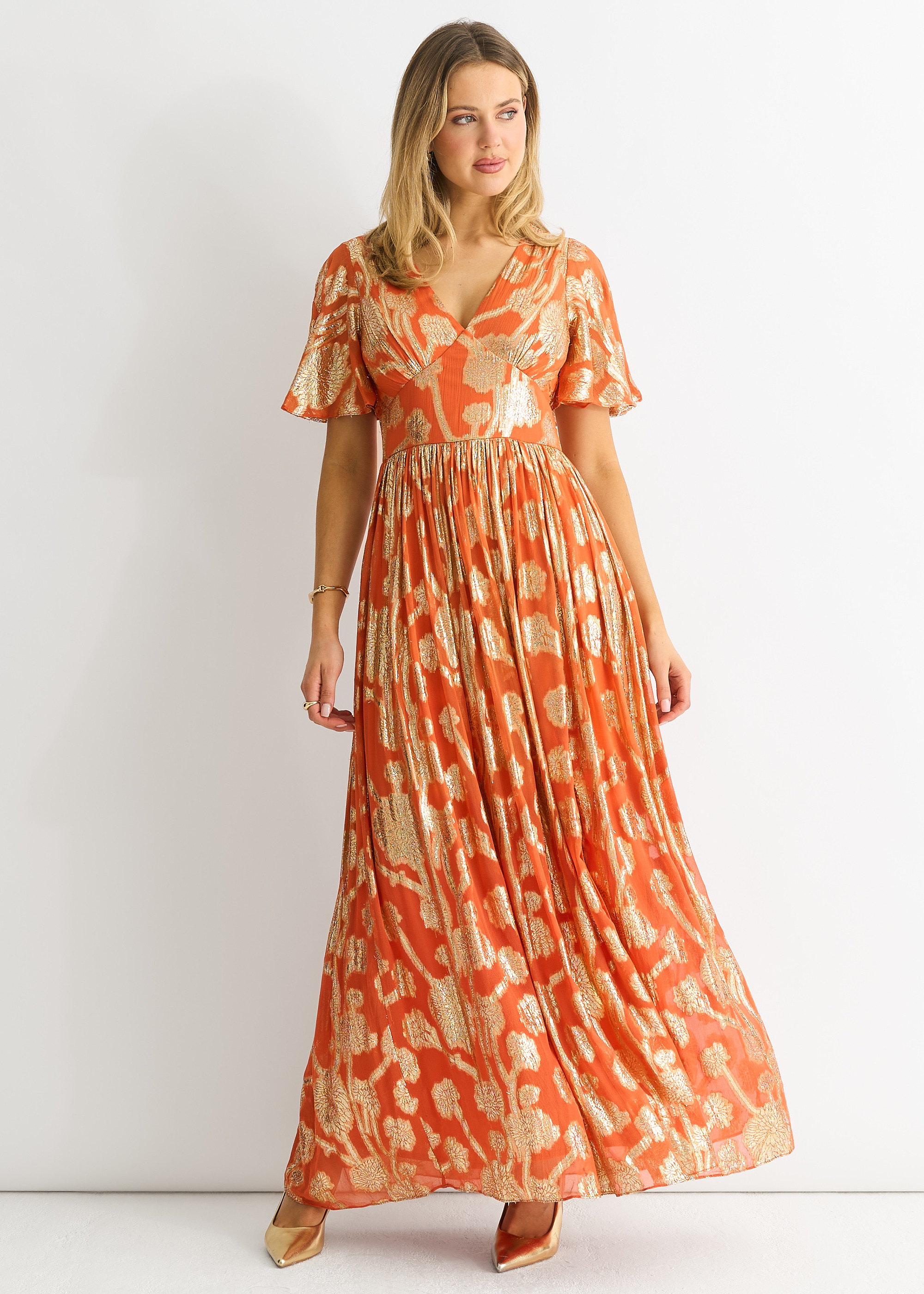 Orangefarbenes Metallic-Jacquard-Maxikleid mit Flatterärmeln Image