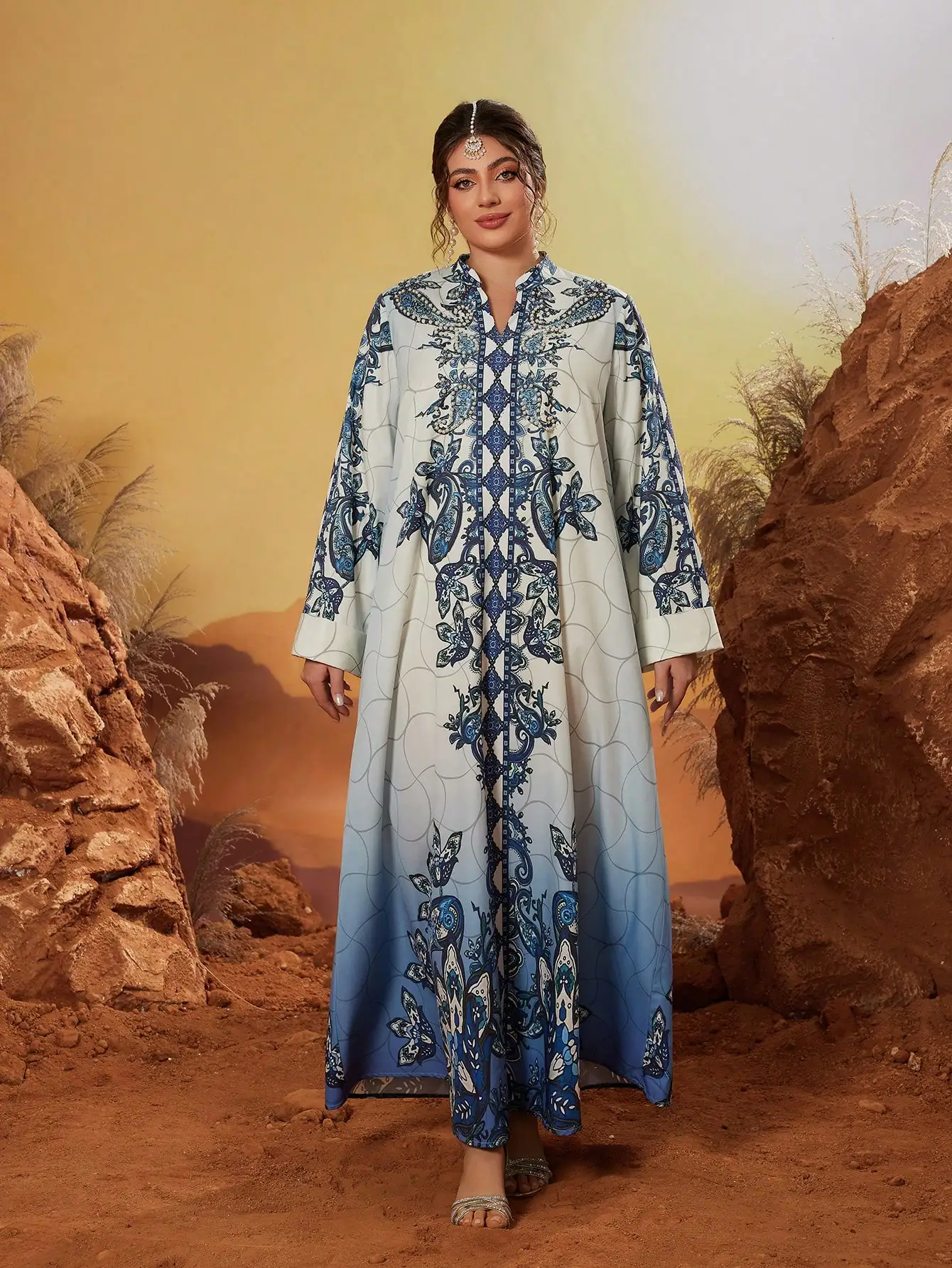 Neuer blau-weißer Morgenmantel mit Stehkragen, Strasssteinen, Nägeln, Blasenperlen, Digitaldruck, langärmeliger Morgenmantel in der Middl Image