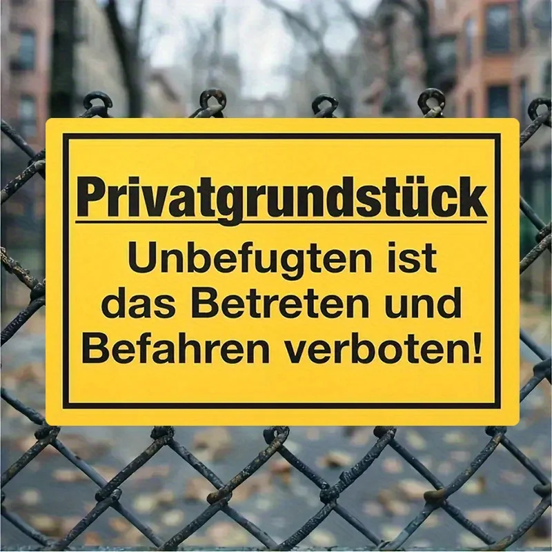 Sicherheitsschild aus ungerahmtem Metall – Privater Eigentum, sich nicht verbotenen Warnung, gelber und schwarzer deutscher Text „Privatgrundstück“. Image