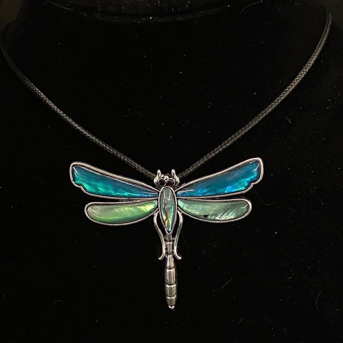 Collana con libellula, libellula a conchiglia, libellula argentata, libellula verde, collana con insetto, ciondolo a libellula, gioielli con libellula