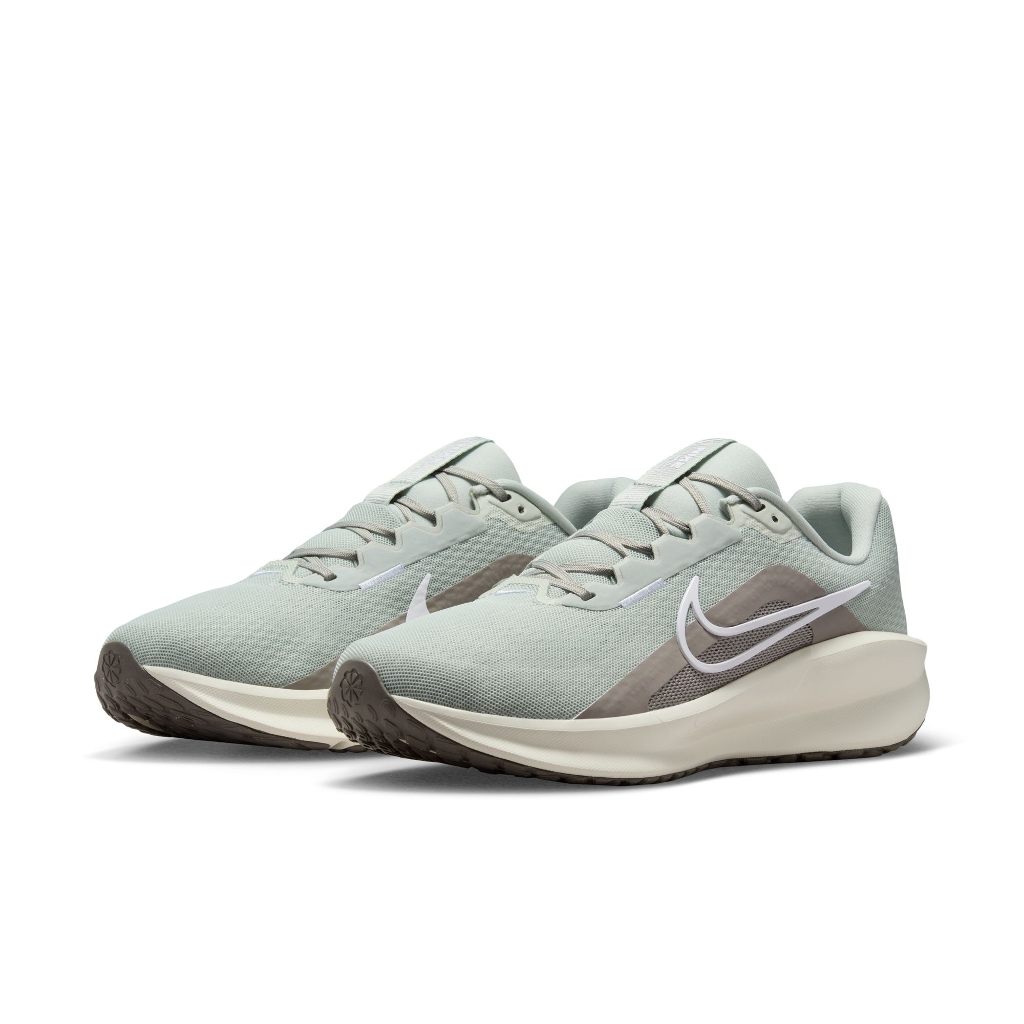 Laufschuh NIKE "DOWNSHIFTER 13", Gr. 47,5, silber (light silber, weiß, college grau, sail), Synthetik, Textil, Sportlich, Schuhe