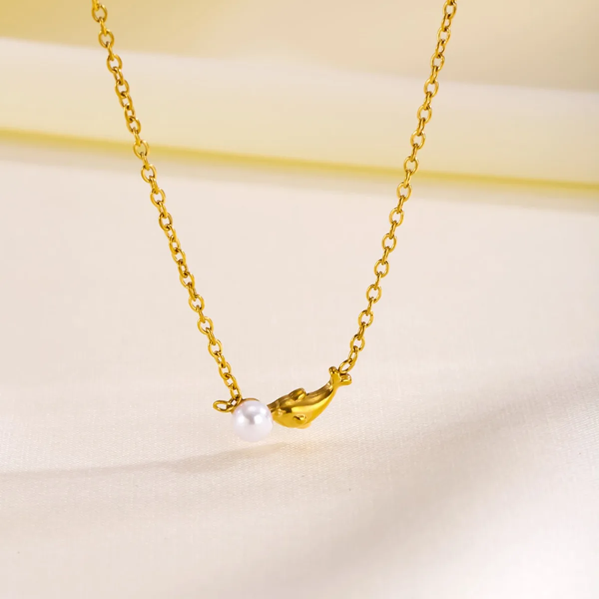 Halsketten mit Delphin-Perlen-Anhänger, goldfarbene mehrlagige Halskette aus Edelstahl für Damen, Schmuck-Accessoires-Kette im minimalistischen Stil Image
