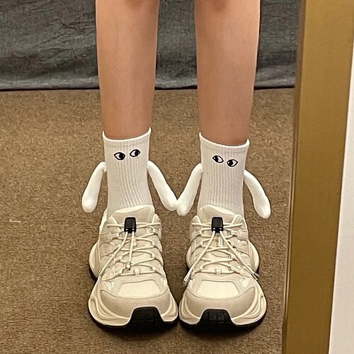 Magnetische Socken, Weihnachtssocken der Winteredition, rote Weihnachtsstrümpfe mit Schaldesign, dekorative magnetische Socken mit großen Augen zum Halten der Hände, festliche Weihnachts- und Halloween-Dekoration Image