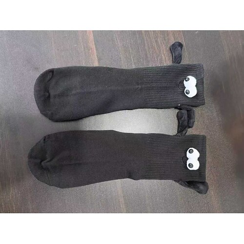 Magnetische Socken, Weihnachtssocken der Winteredition, rote Weihnachtsstrümpfe mit Schaldesign, dekorative magnetische Socken mit großen Augen zum Halten der Hände, festliche Weihnachts- und Halloween-Dekoration Image