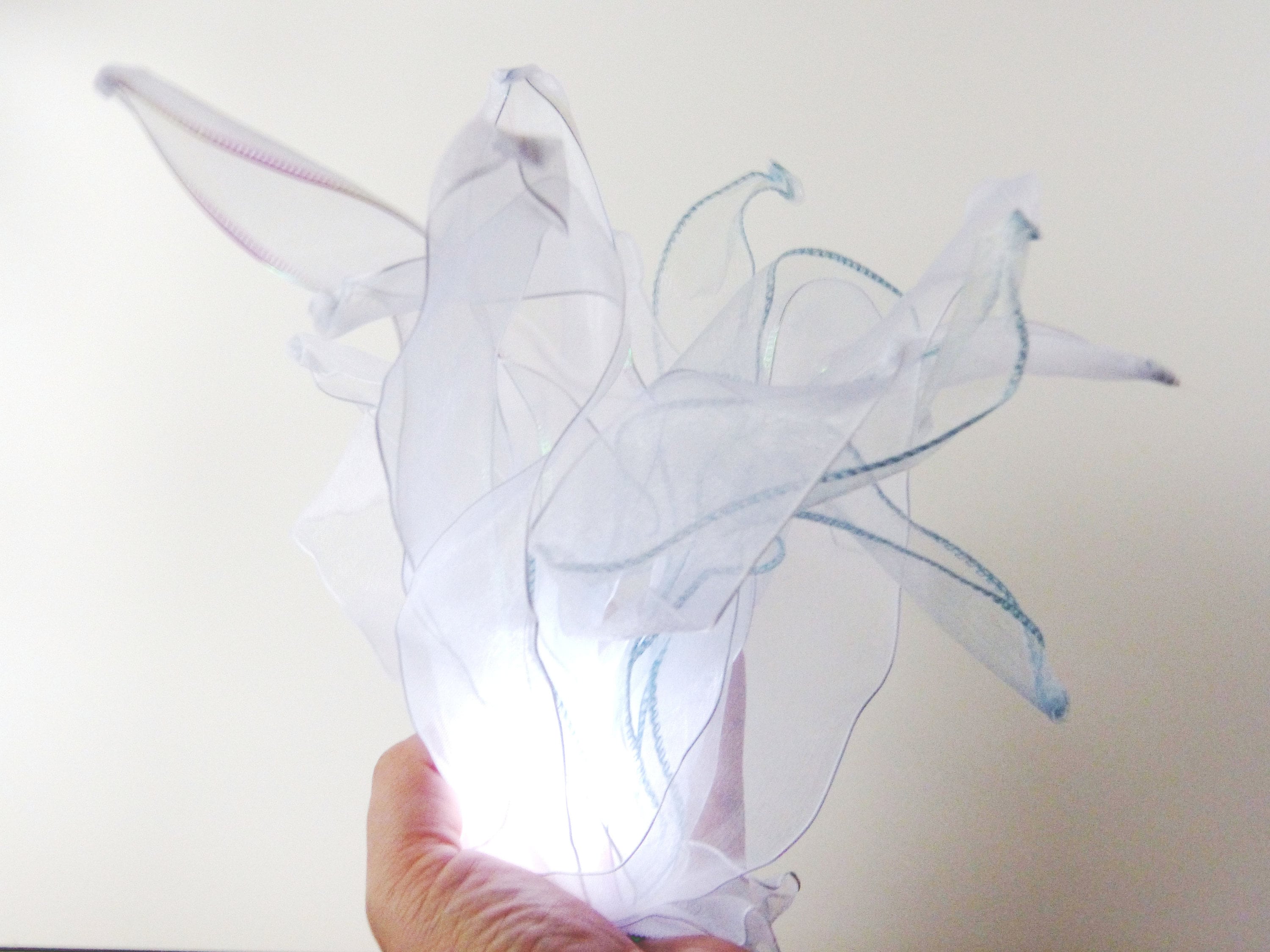 Accessorio per cosplay a tema fuoco bianco, accessorio per cosplay a tema fuoco, accessorio fiamma, accessorio per costume, accessorio per LARP, acces