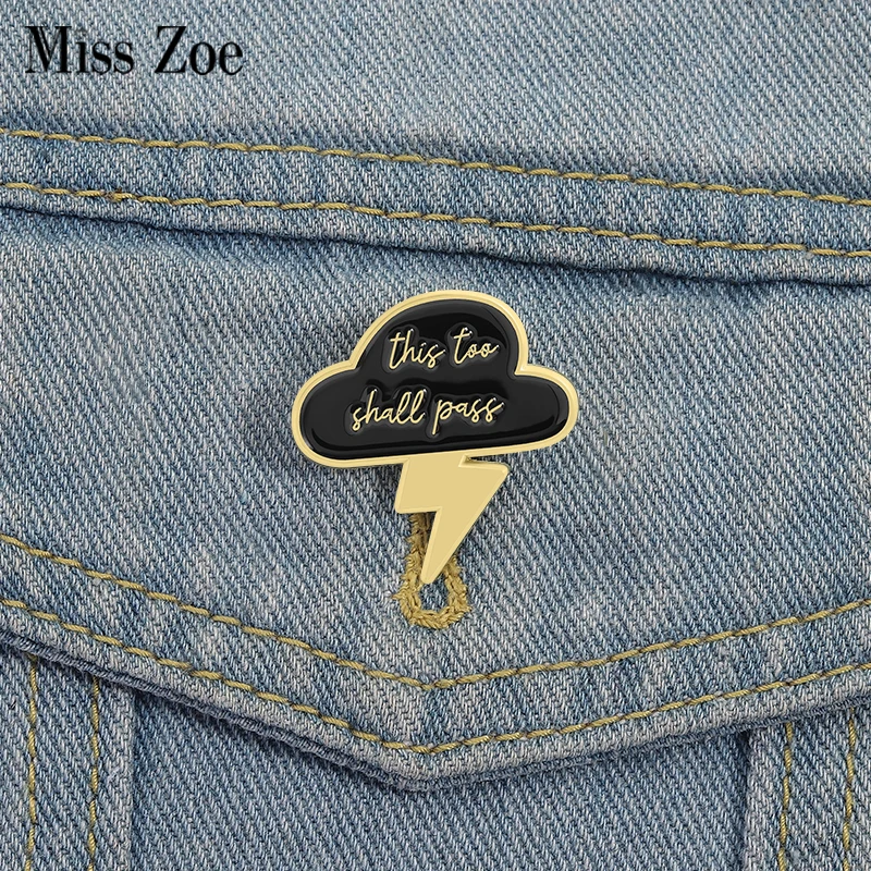 Emaille-Anstecknadeln „This Too Shall Pass“, individuelle dunkle Wolken, Blitz-Broschen, Anstecknadeln, Kleidung, lustiger Schmuck, Geschenk für Freunde Image