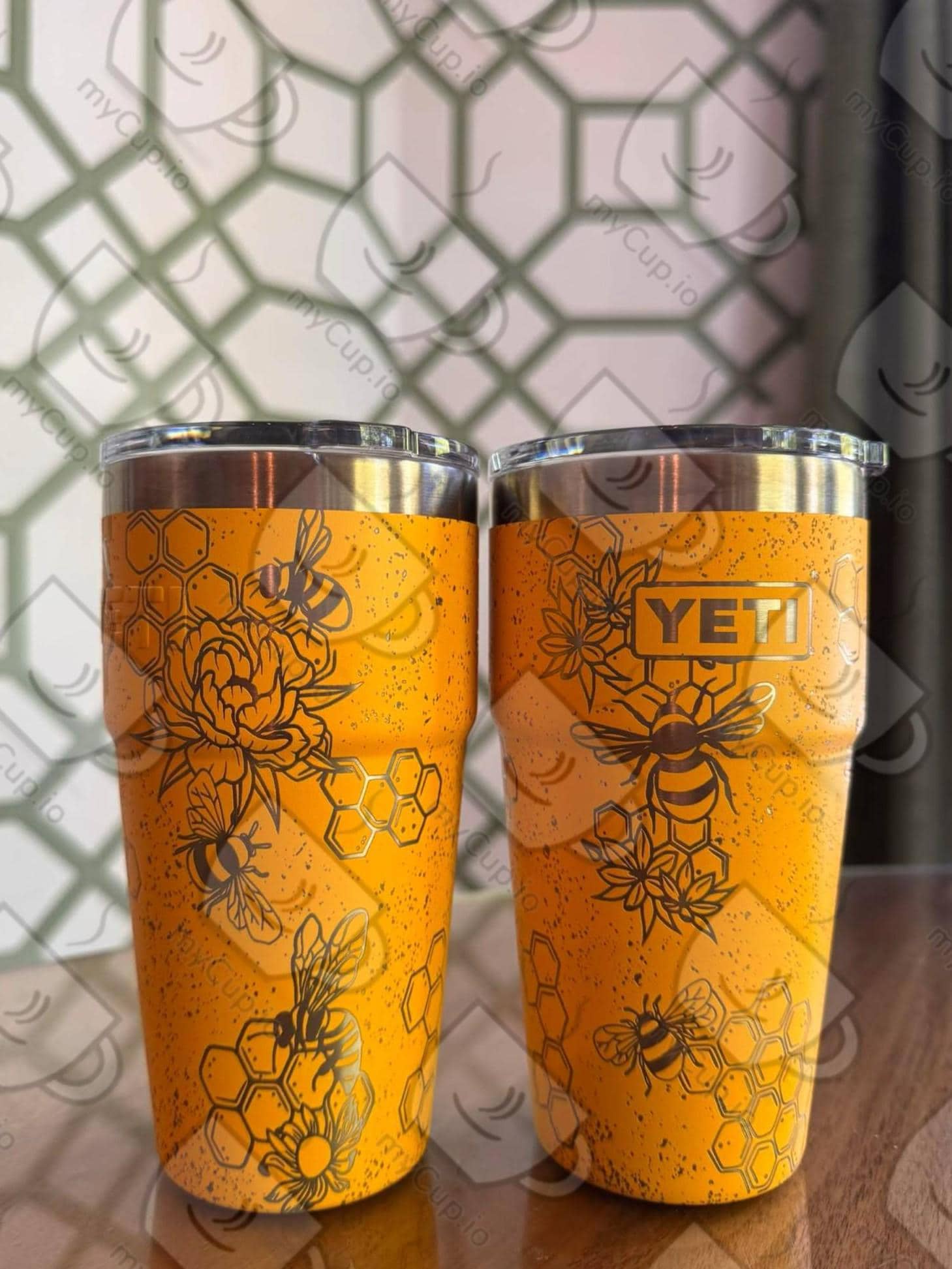 Bicchiere termico Yeti Rambler impilabile da 20 once con incisione a tema api.