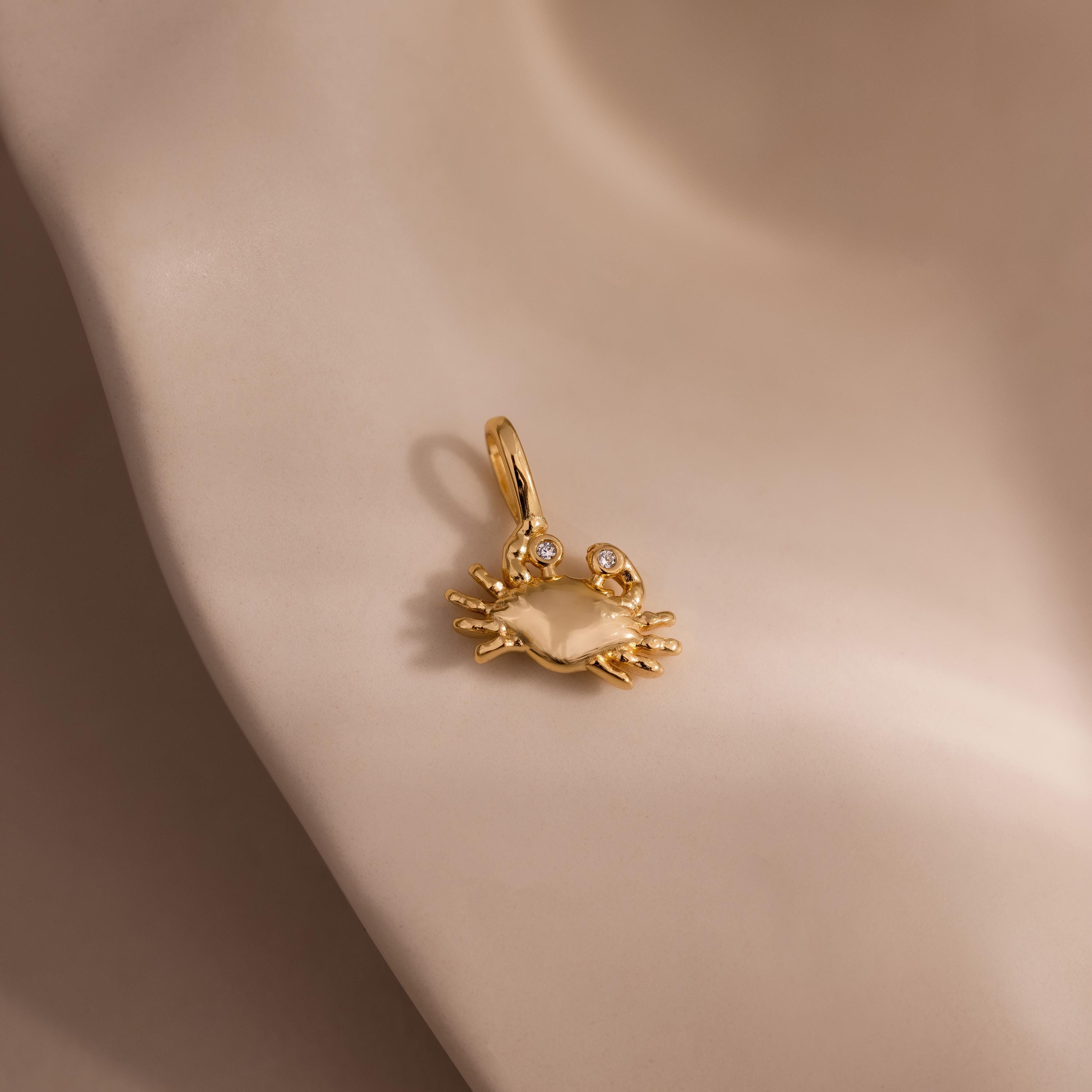 Ciondolo a forma di granchio di Caitlyn Minimalist * Delicato ciondolo estivo per collana * Gioielli con ciondolo a forma di diamante * Gioielli da sp