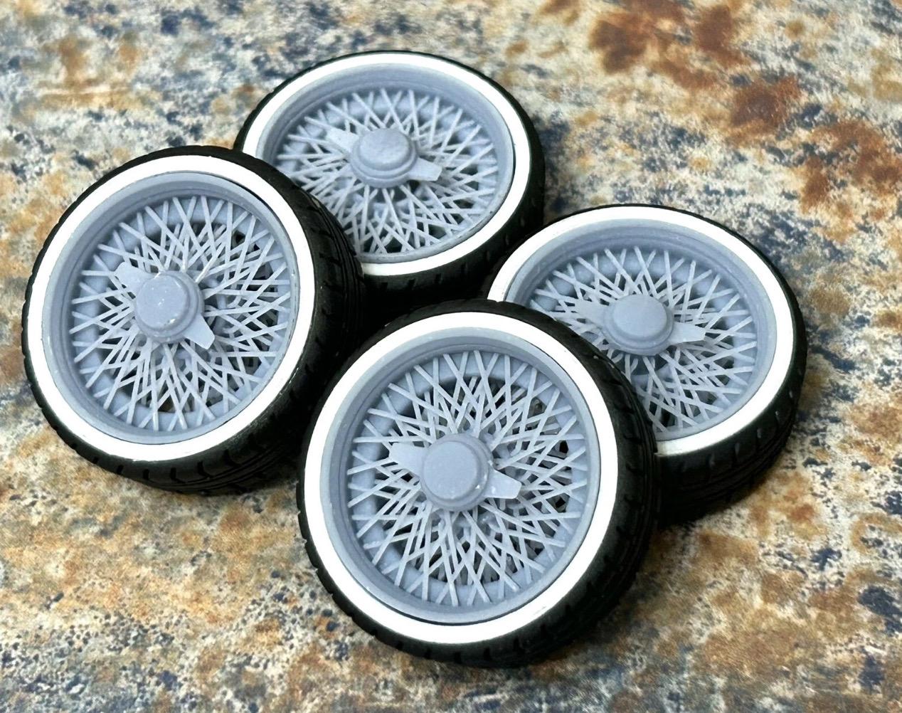 "Ruote \"Wire\" da 22 pollici in scala stampate in 3D e pneumatici a fascia bianca per modelli di auto in scala 1/24 e 1/25."