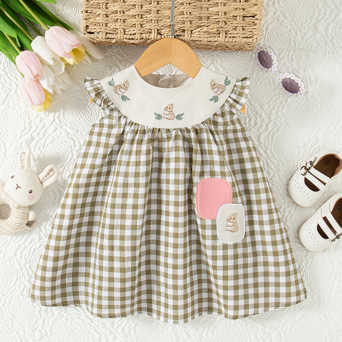 Sommer Neues süßes Eichhörnchen besticktes Baby-Mädchen-Kleid, lässiger Stil, karierte kleine fliegende Ärmel, Kinderkleidung (0–4 Jahre) Image