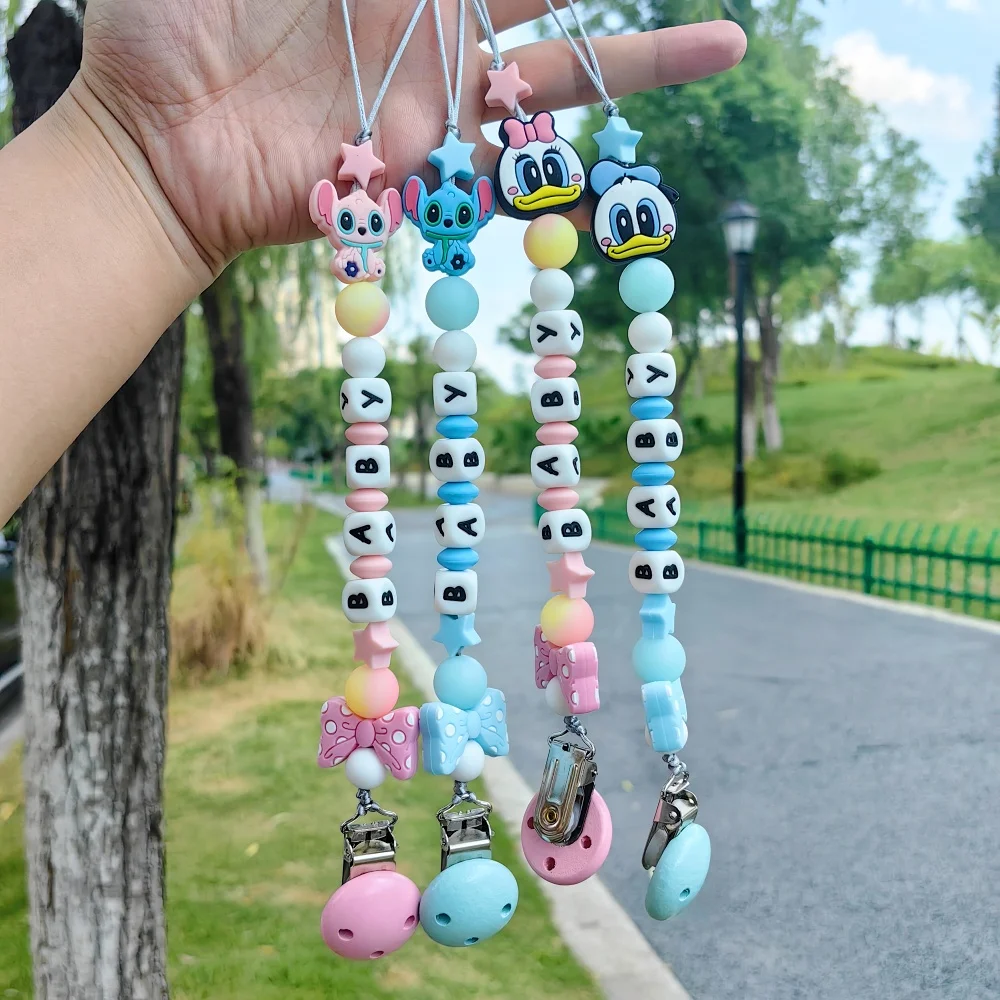 Angepasst Personalisierte Name Englisch Buchstaben Baby Silikon Schnuller Clips Ketten Halter Beißring Anhänger Zahnen Baby Geschenke Image