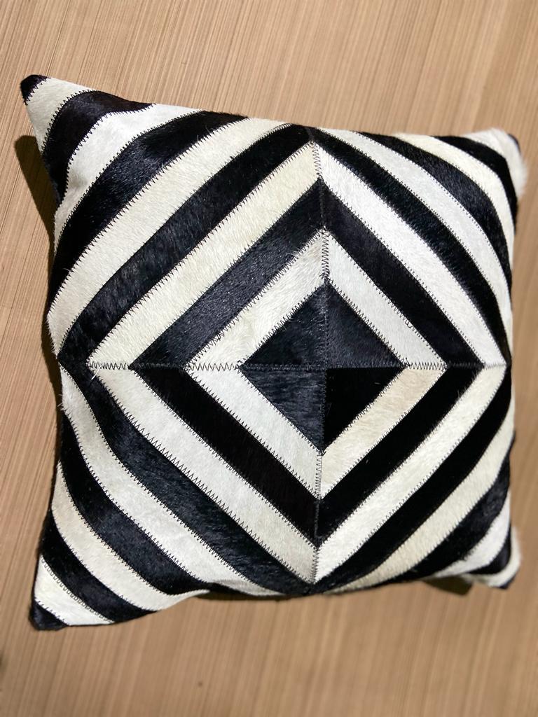Fodera per cuscino in pelle bovina realizzata a mano, patchwork geometrico in bianco e nero ZC60