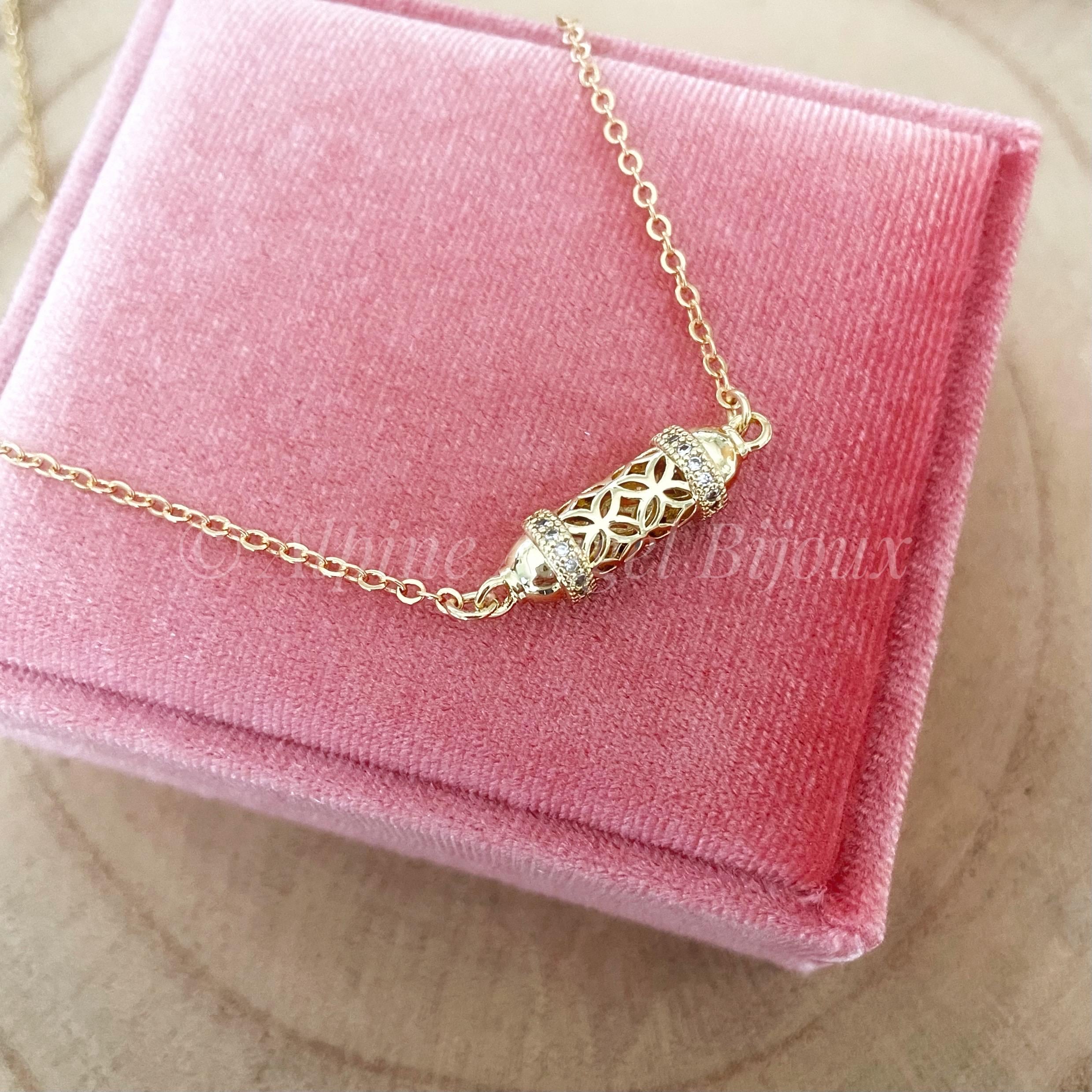 Collana talismano placcata oro 18k con intricato amuleto a barile dettagliato placcato oro e catena a maglie in acciaio inossidabile placcato oro 18k
