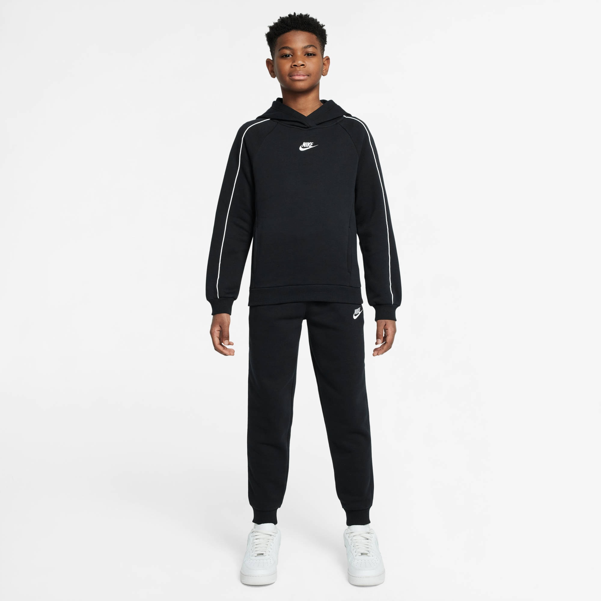 Trainingsanzug NIKE SPORTSWEAR "K NSW CLUB FLC HDY TRACKSUIT", Kinder, Gr. L (152/158), schwarz, schwarz, weiß, weiß, Obermaterial: 80% Baumwolle, 20% Polyester, Sportlich, Sportanzüge Image