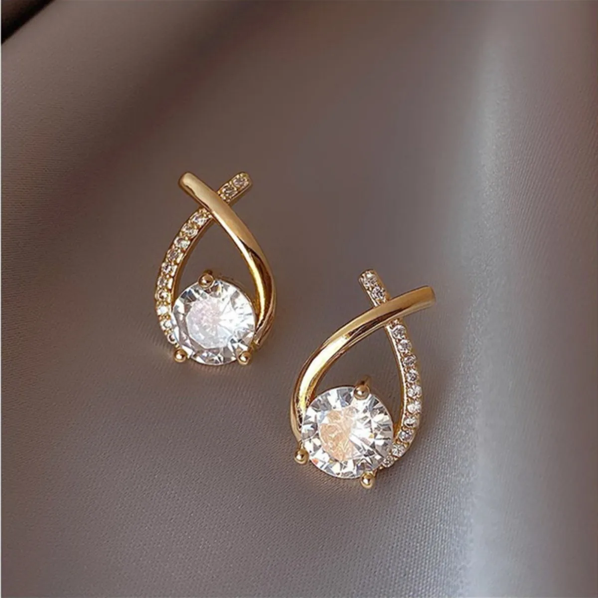 ZAKOL Koreanische Mode Minimalistischen Zirkon Kreuz Fischschwanz Stud Ohrringe Elegante Täglichen Passenden Ohr Zubehör Schmuck für Frauen Image