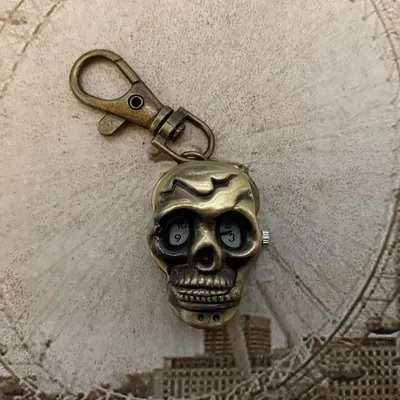 1PC Halloween Retro Skull Ghost Head Watch Caribbean Pirate Skull Quartz Pocket Watch Trendy Men's Pointer Flip Cap Pocket Watch