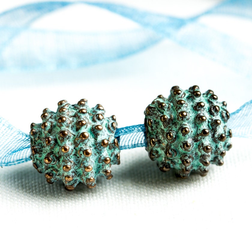 SCONTO DEL 10%, perline greche Mykonos in stile Bali da 13 mm, grande sfera rustica a pois, perlina rotonda, patina verde su rame, perline con puntini