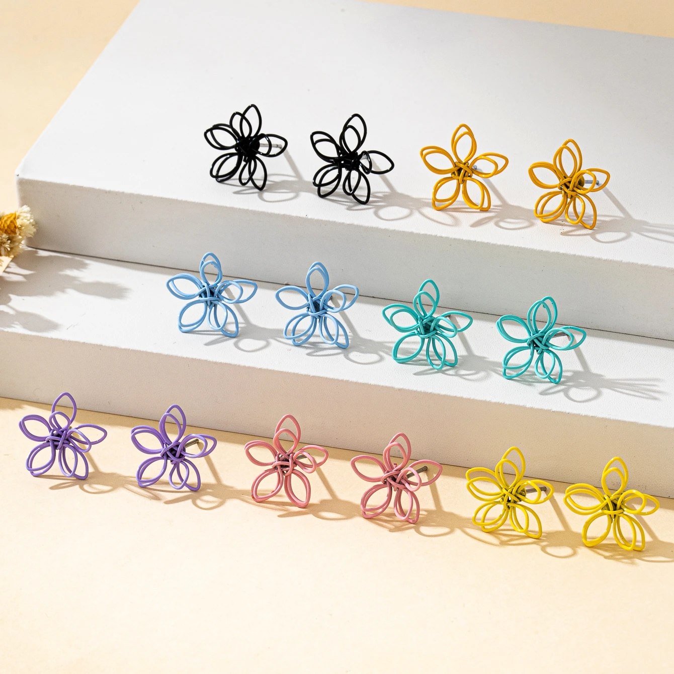 Ein Paar Damenohrringe, Drahtblumen, einfache Ohrringe mit mehreren Farben zur Auswahl, Ohrringe und Schmuck, geeignet für den täglichen Gebrauch und den Urlaub Image