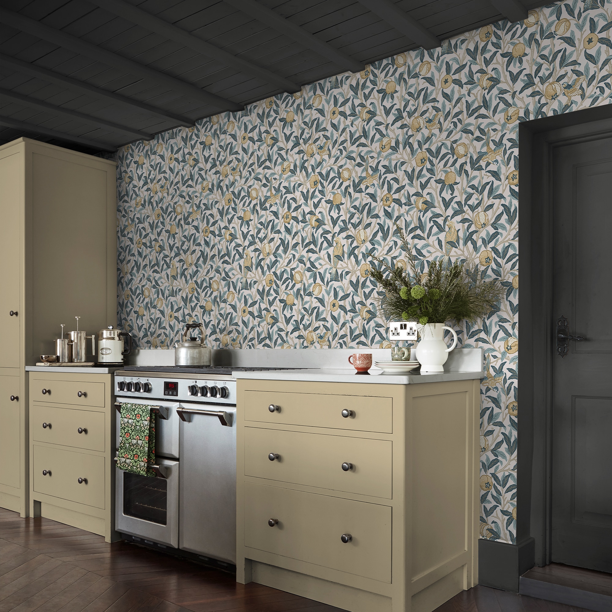 Vliestapete "Bird & Pomegranate", blau, H:10m L:10m, Vlies, WILLIAM MORRIS AT HOME, Tapeten, Design Tapeten