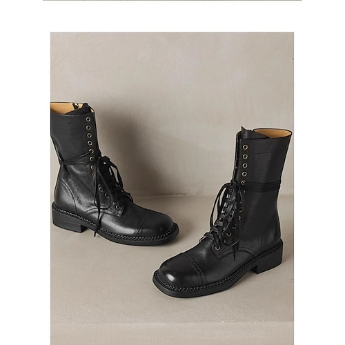 Klassische Maillard-Lederstiefel im britischen Stil zum Schnüren für Damen – Vintage-Retro-Kampfstiefeletten für lässige Herbst- und Winterkleidung Image