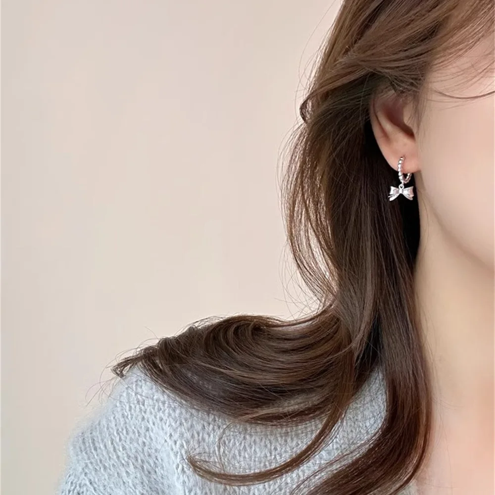 Trendy Süße Silber Farbe Bowknot Hoop Ohrringe Für Frauen Einfache Vielseitige Ohr Schnalle Geburtstag Party Schmuck Zubehör Image