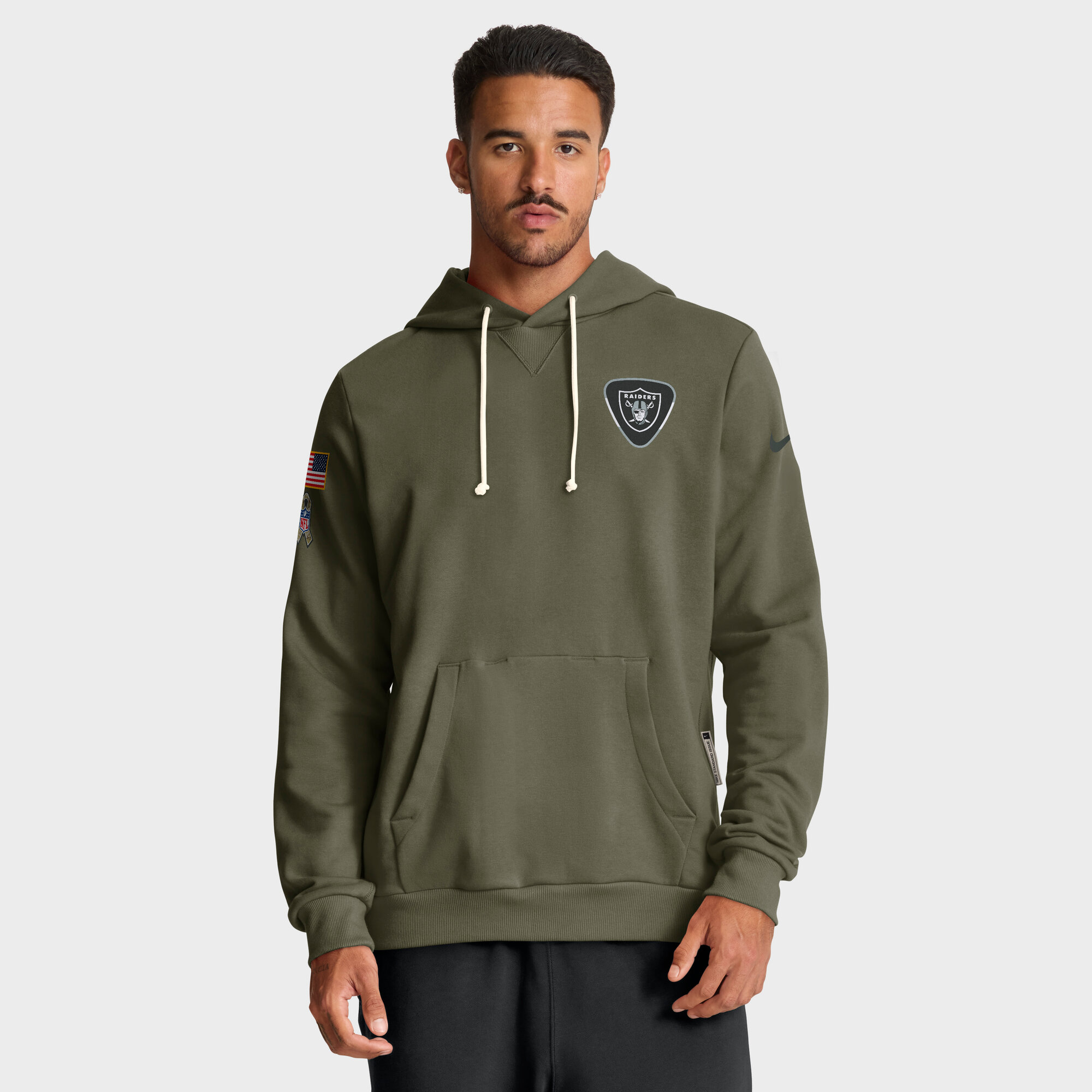 Las Vegas Raiders Nike 2025 Salute To Service Dominant Force Dri-FIT Hoodie - Herren Image