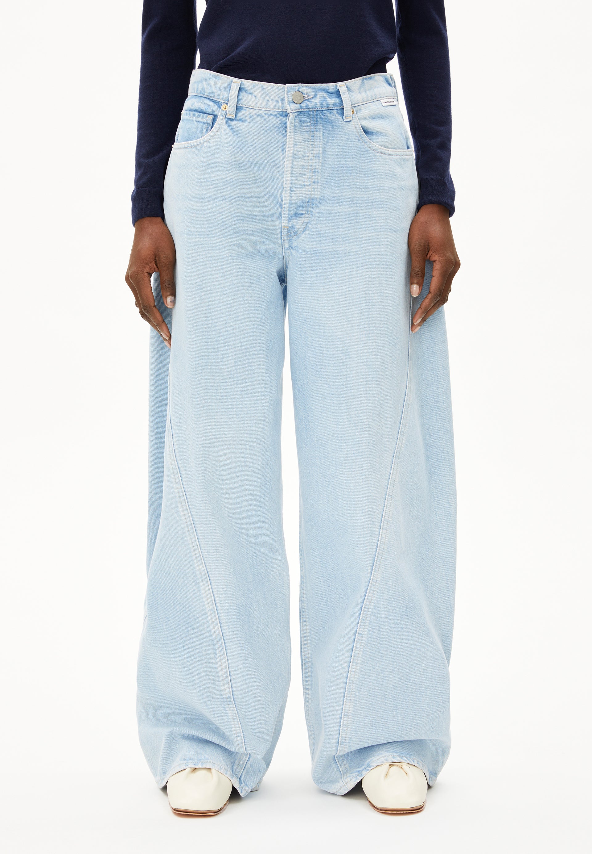 AALTHEA BARREL JEAN | Barrel Leg Mid Waist aus recycelter Baumwolle - blau (32-34) Image