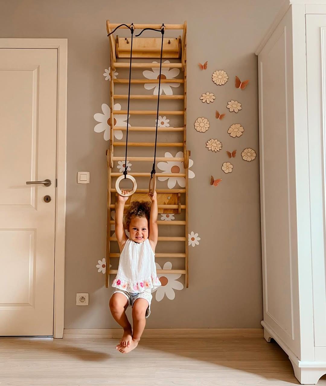 Parete da arrampicata per bambini: scala svedese, palestra Montessori, parco giochi al coperto