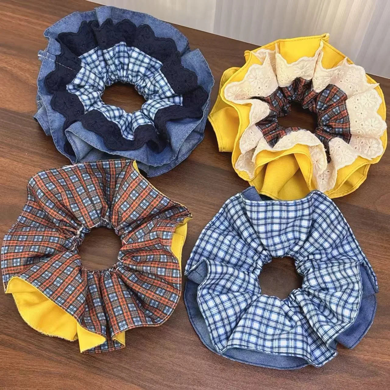 1 Stück blaues und gelbes kariertes Spitzen-Denim-Haargummi für Frauen, vielseitige High-End-Dutt-Haarseil-Kopfbedeckung im Vintage-Stil