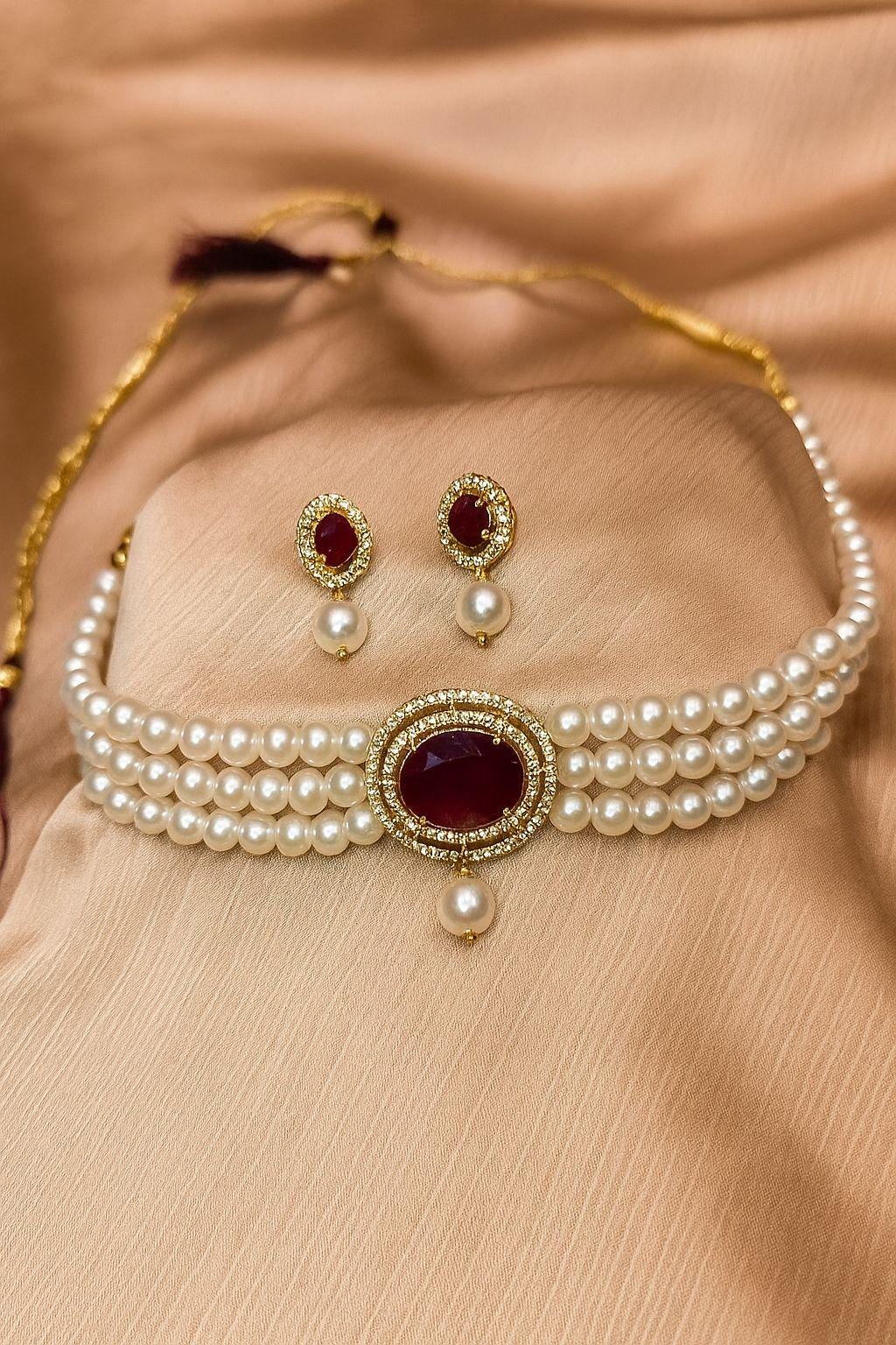 Set di collana girocollo Kundan: gioielli indiani placcati in oro con rubini e perle. Gioielli da sposa indiani. Gioielli tradizionali.