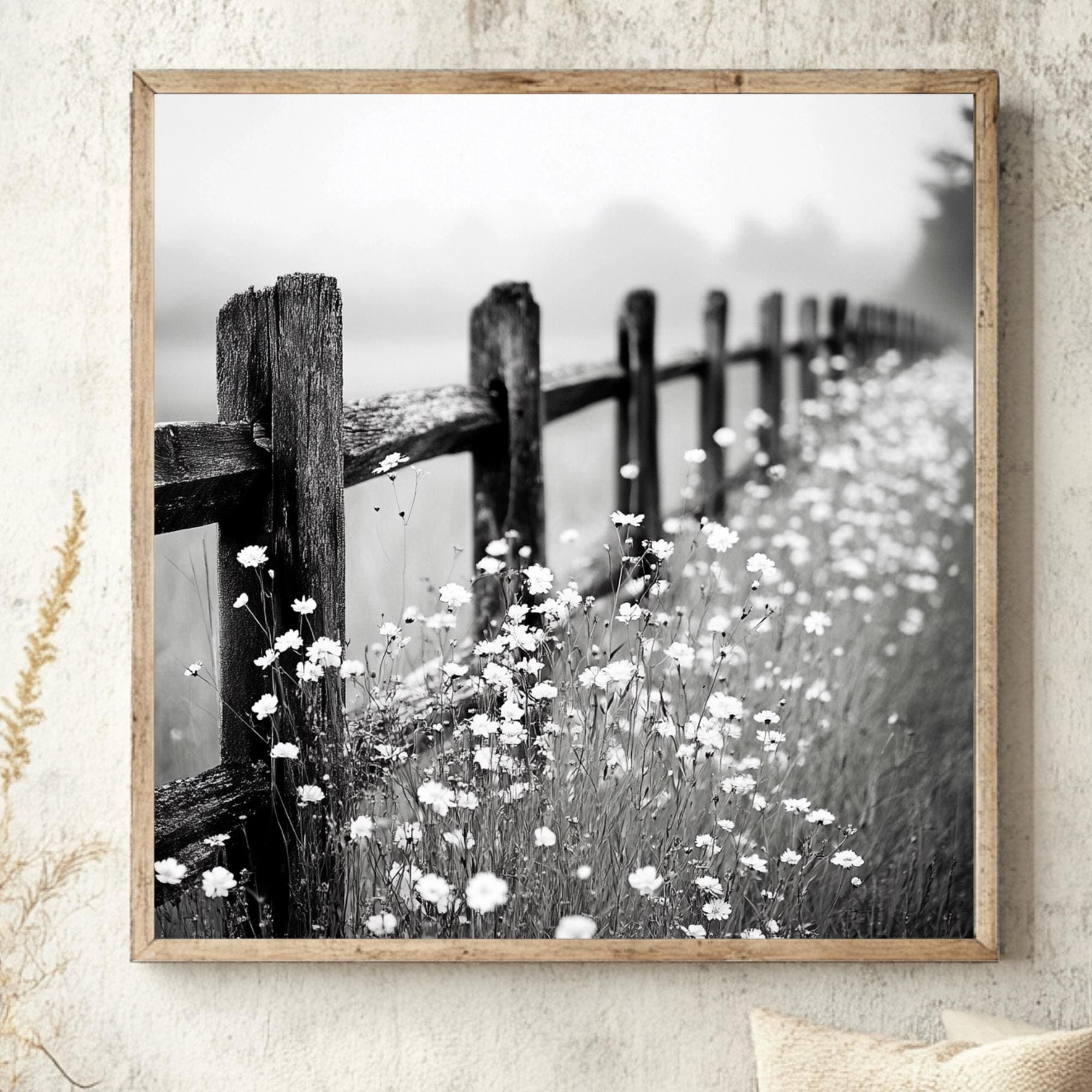 Quadro da parete con recinzione di campagna e fiori selvatici, tela incorniciata in stile rustico bianco e nero, stampa floreale vintage, decorazione