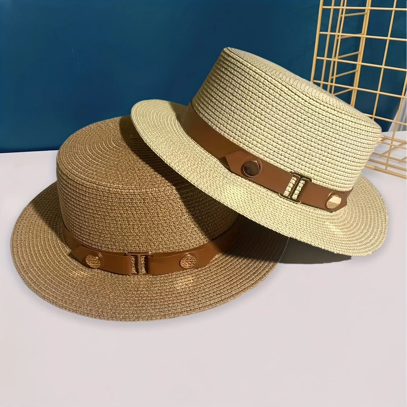 Sommer-Strohhut für Damen mit flachem Oberteil, perfekt für Ausflüge und Sonnenschutz am Strand. Image