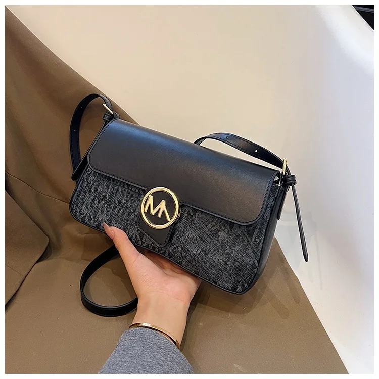 2025 nouveau sac pour femmes à la mode et à la mode polyvalent une épaule sac à bandoulière Niche française sac sous les bras petit sac carré
