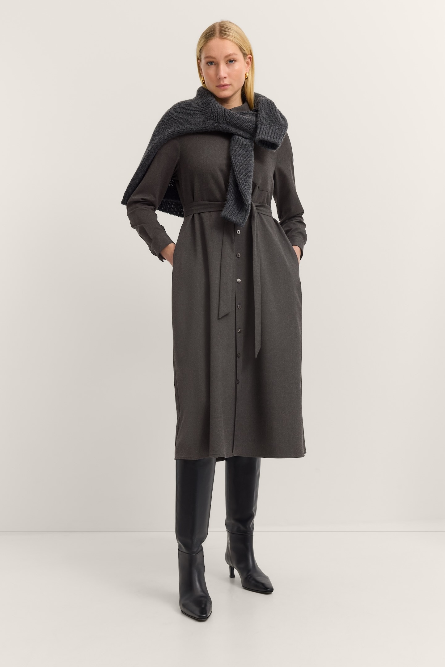 Blusenkleid BUGATTI "Stretch-Mix", Damen, Gr. 46, Normalgrößen, grau (280, dunkelgrau), 64% Polyester, 34% Viskose, 2% Elasthan, unifarben, normal, Kleider, mit Bindegurt und Knopfleiste Image
