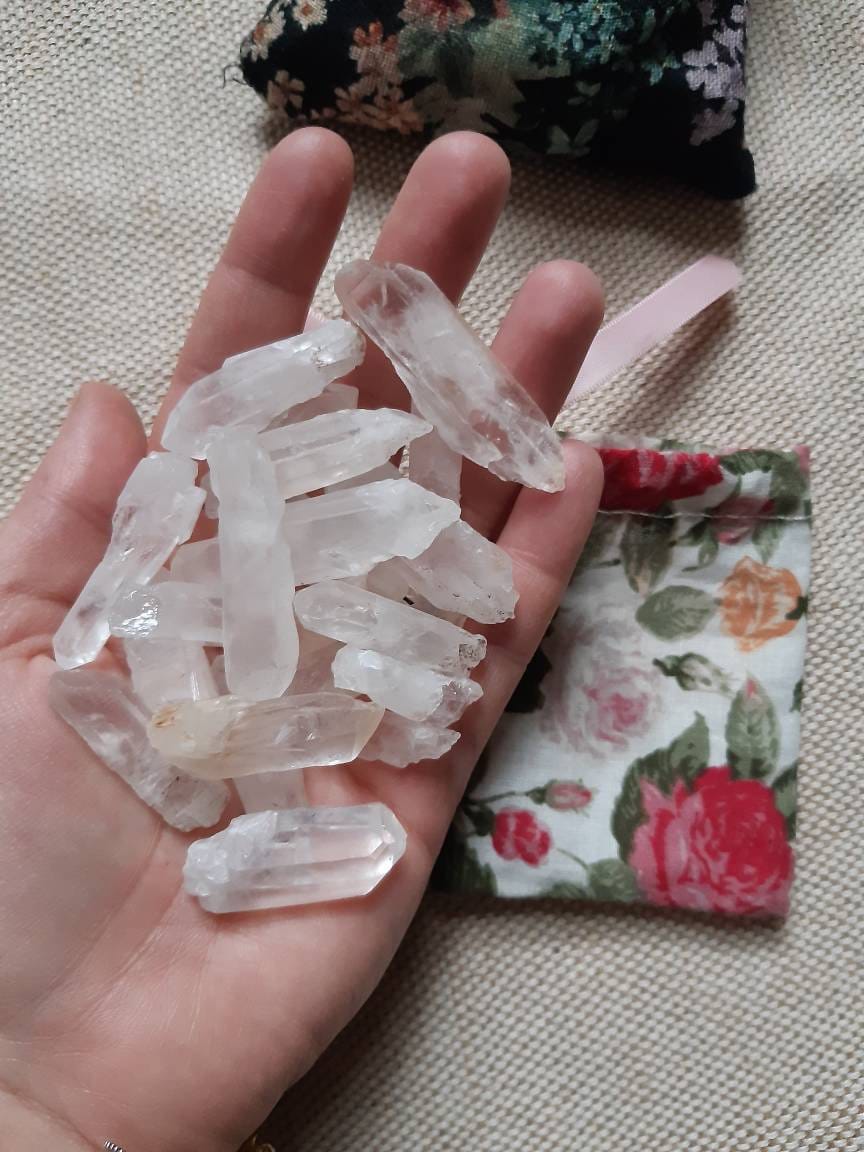 MINERALI Cristallo di rocca grezzo, grappolo di cristalli di rocca. Cristallo di rocca naturale, punti di cristallo di rocca.