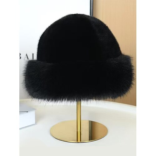 Wintermützen aus Kunstpelz für Damen, weiche, flauschige, warme Mützen im Vintage-Stil, elegante mehrfarbige Beanies für Weihnachtsoutfits und kaltes Wetter Image