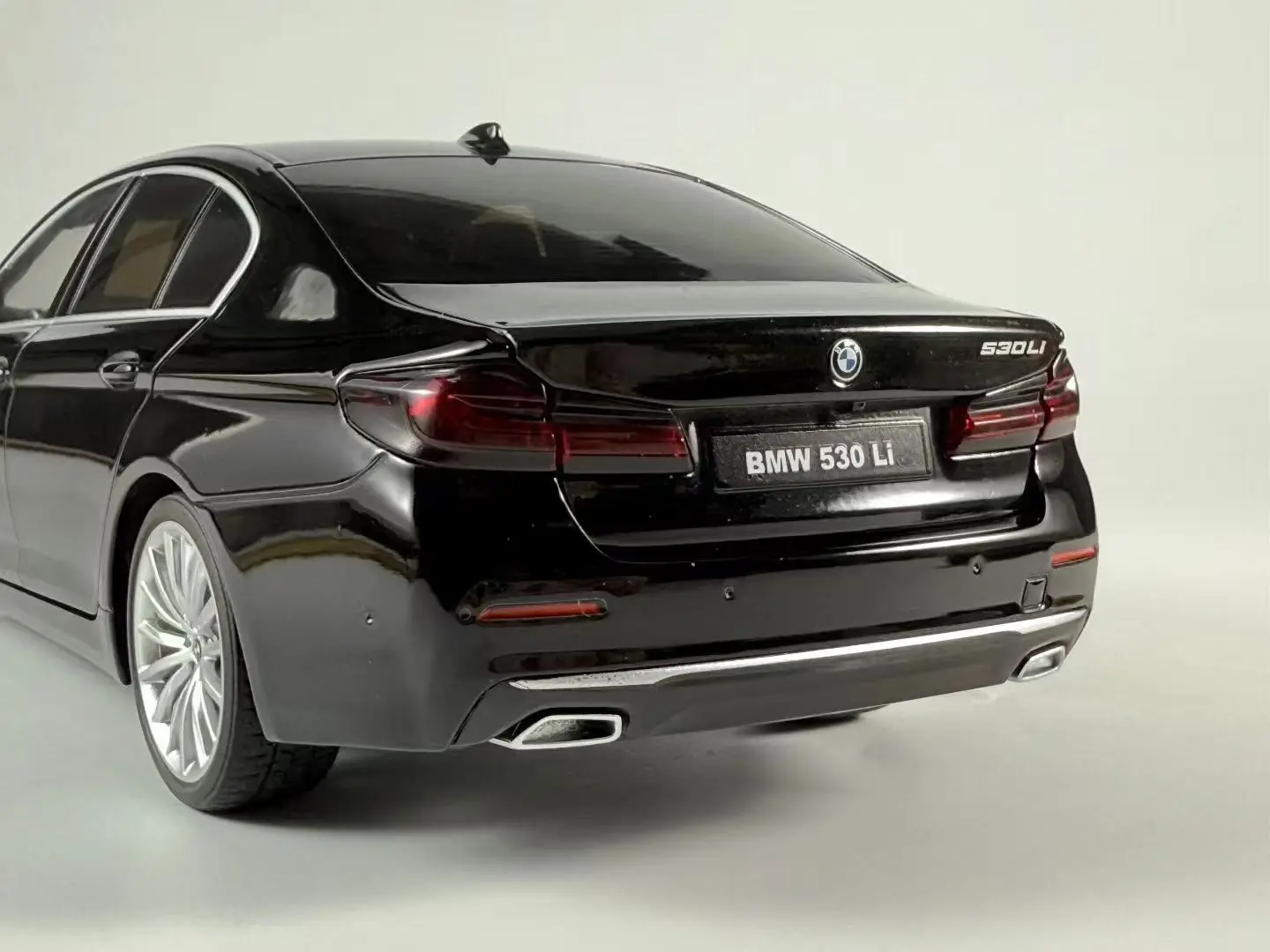 1/24 BMW 530li Legierung Druckguss Dekoration Schlafzimmer Home Interior Ornamente Wahl Mode Sammeln Hobbys Modell Auto Geschenke Box