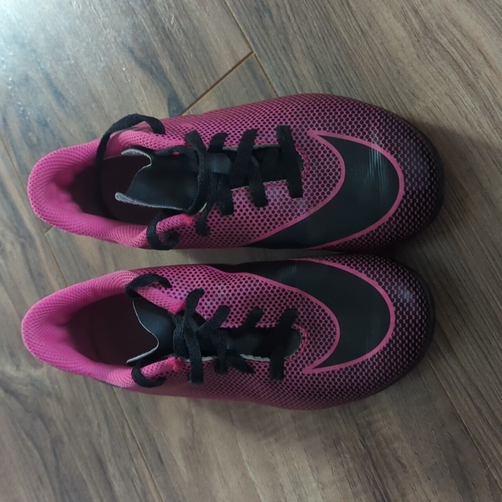 Nike Shoes | Girls Youth Size 1 Nike Soccer Shoes. Pink And Black Nike Soccer Cleats. | Color: Black/Pink | Size: 1g