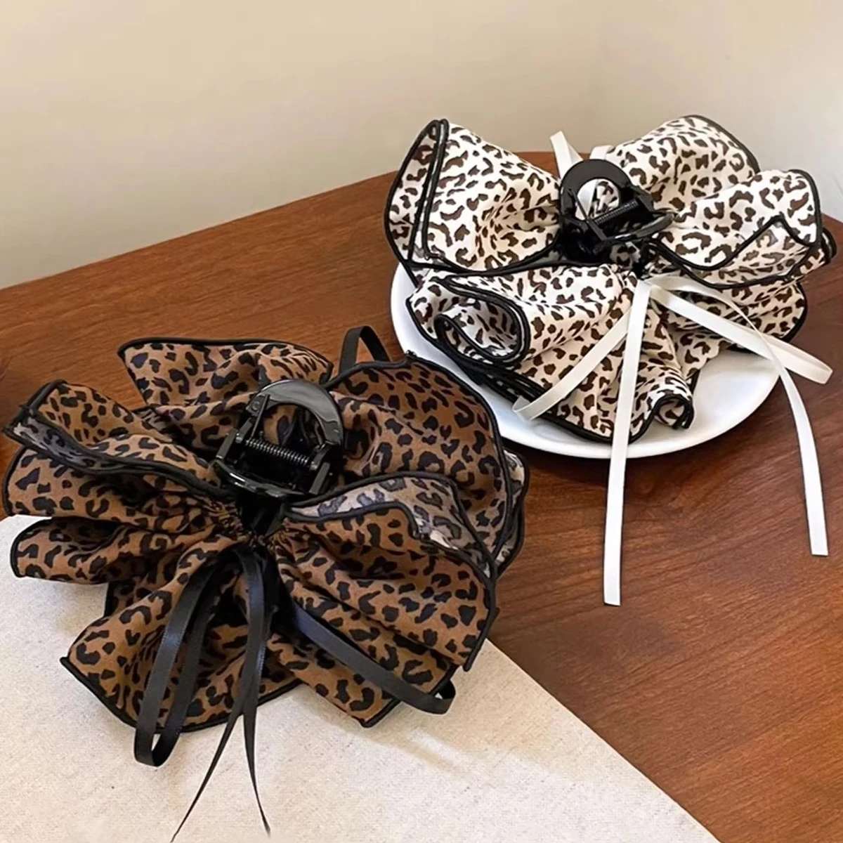 1 Stück Herbst- und Winter-Haarspange mit Leopardenmuster, plissierter Knospen-Schleife, eleganter und vielseitiger großer Hai-Clip, geeignet für dickes Haar Image