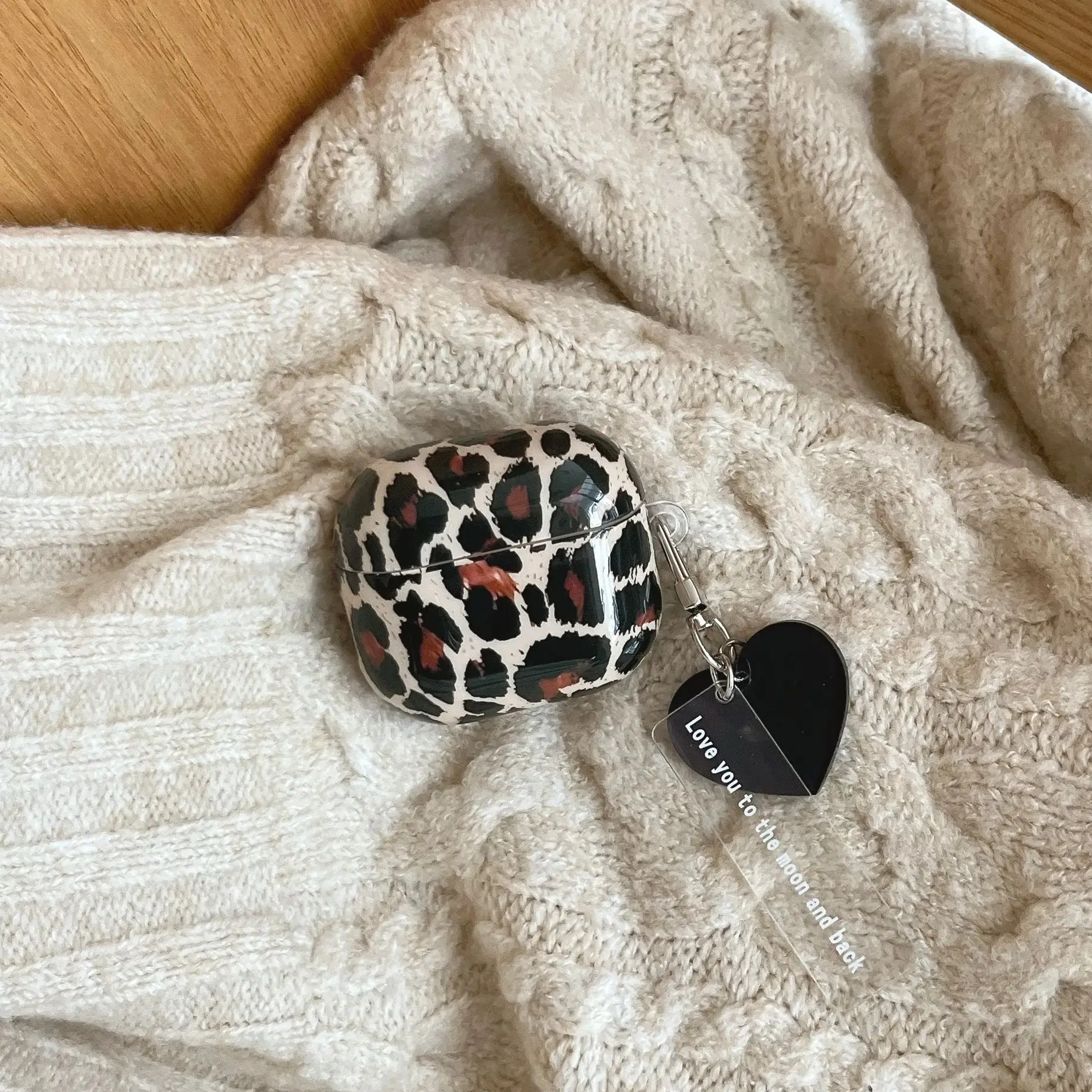 Herbst Winter Retro Leopardenmuster Kopfhörerhülle mit Herzanhänger Kopfhörerhülle Geeignet für AirPods 1 2 3 4 Pro Pro 2 Pro3 Image