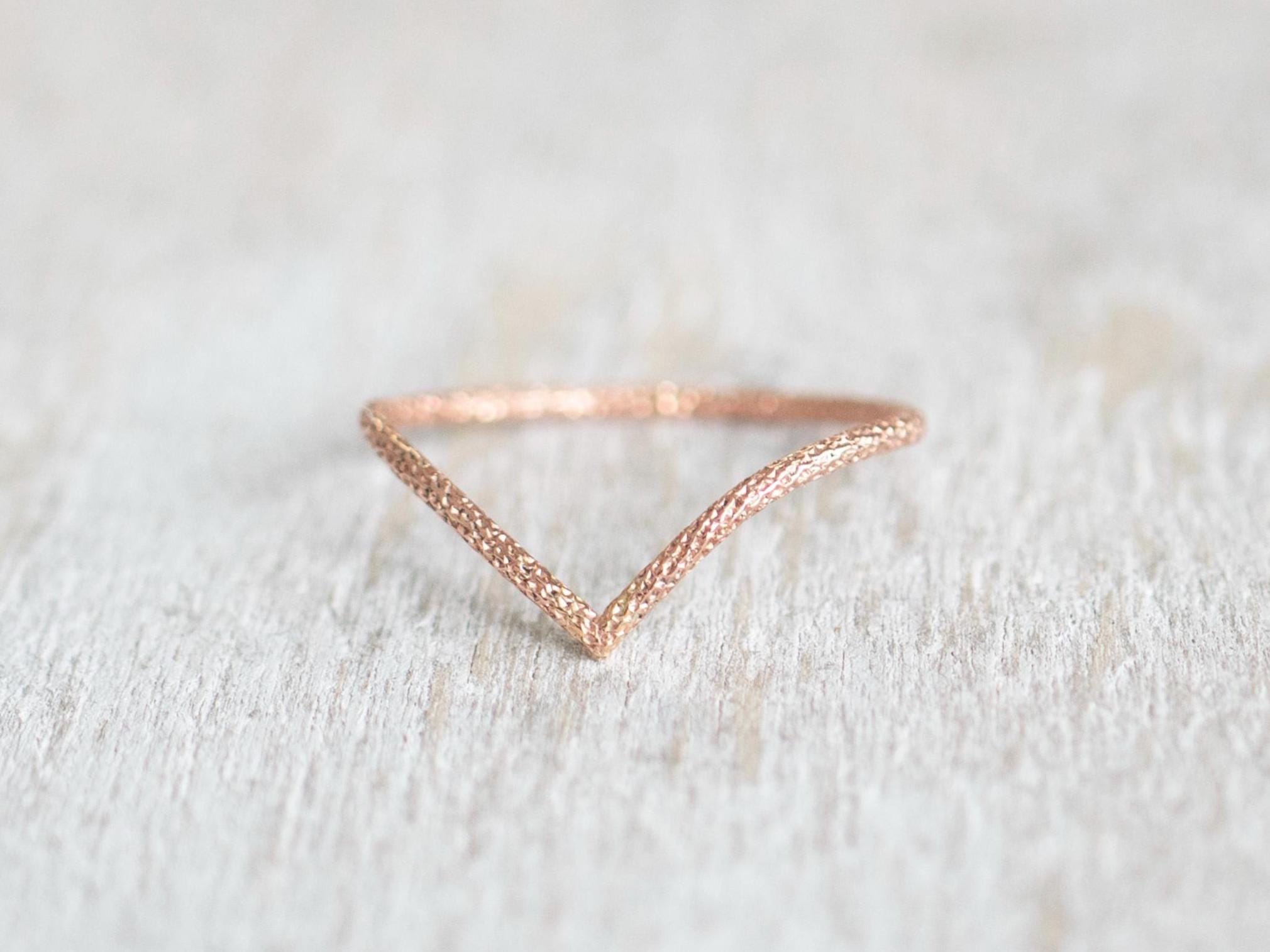 Anello super sottile con motivo a zig zag riempito in oro rosa, anello a V, anelli in oro rosa per donna, anello delicato in oro rosa, anello sottile